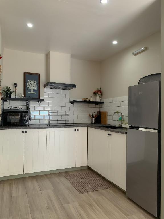 Cucina o angolo cottura di The Barkly House Staycation