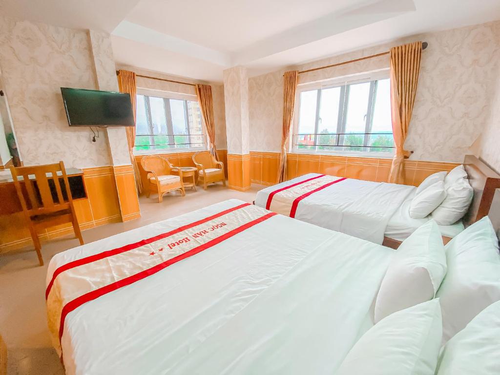 Postel nebo postele na pokoji v ubytování Ngọc Hân Hotel By The Moment