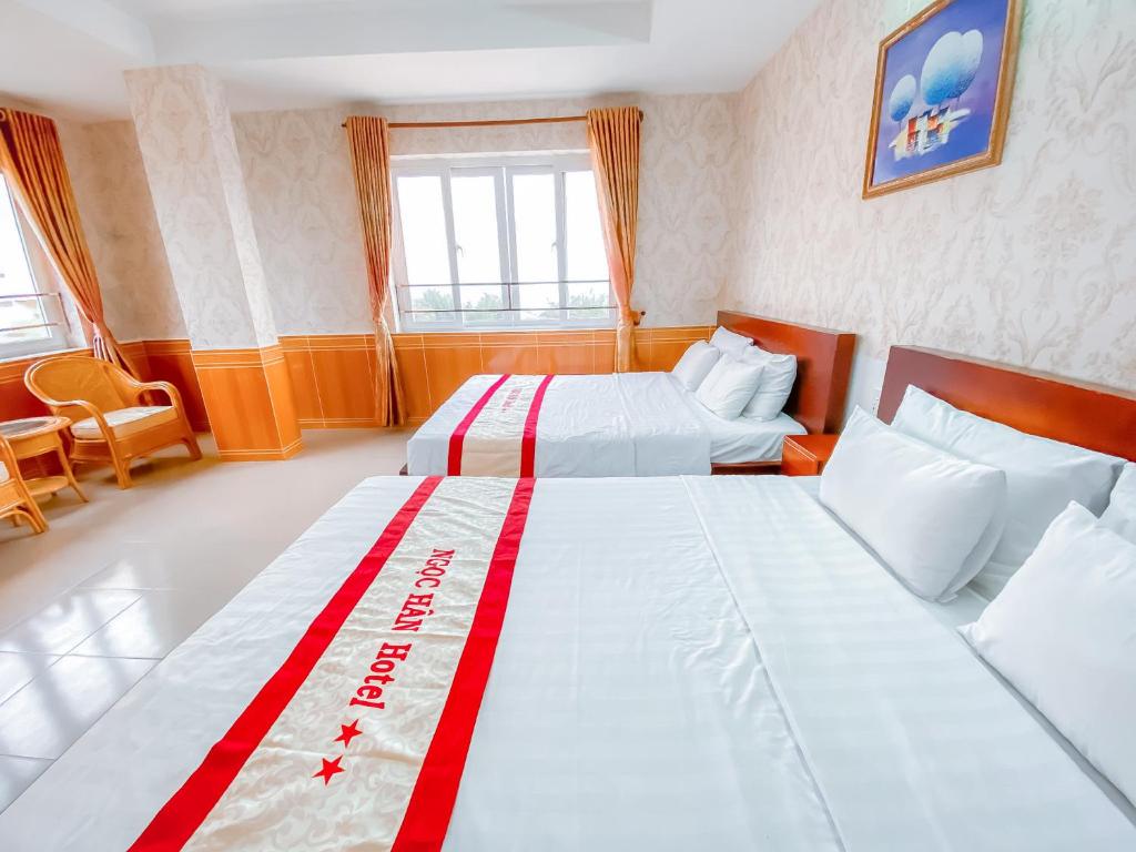 Postel nebo postele na pokoji v ubytování Ngọc Hân Hotel By The Moment