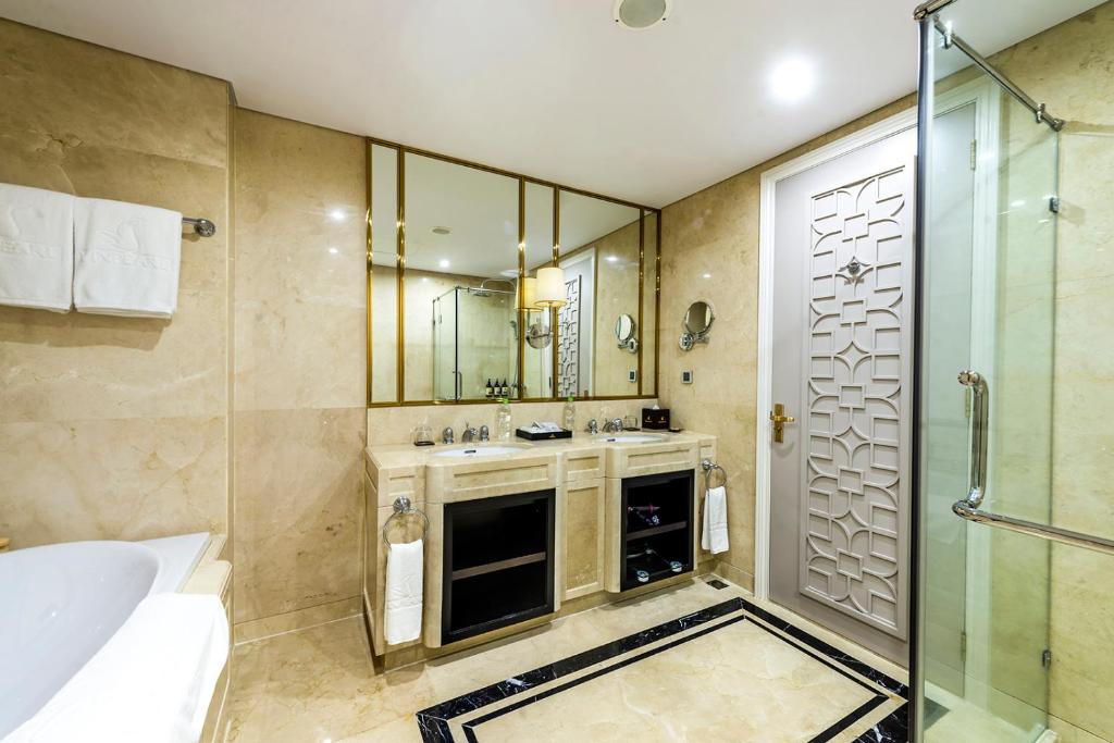 Grand Junior Suite King Hill View