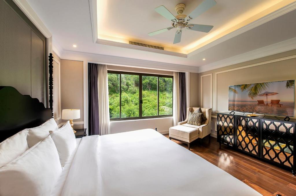 Grand Junior Suite King Hill View