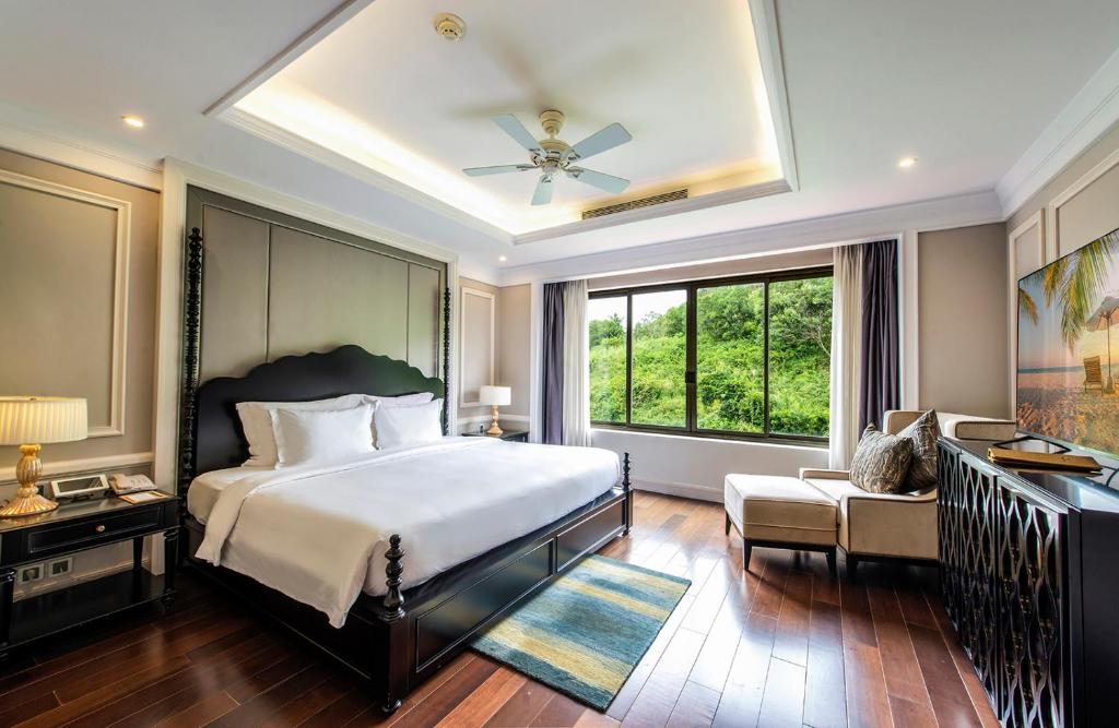 Grand Junior Suite King Hill View