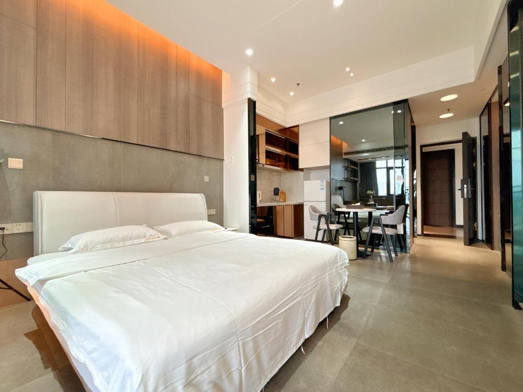 Postel nebo postele na pokoji v ubytování Zhongshan Perth Hotel Apartment - Shiqi Wanxianghui Branch