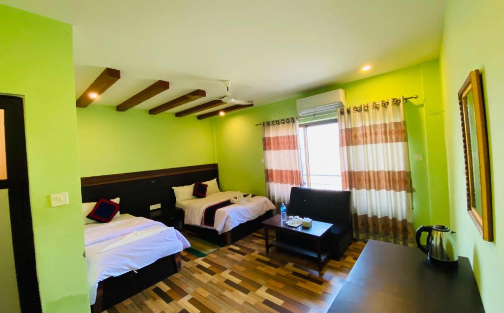 Postel nebo postele na pokoji v ubytování The Lumbini Hotel