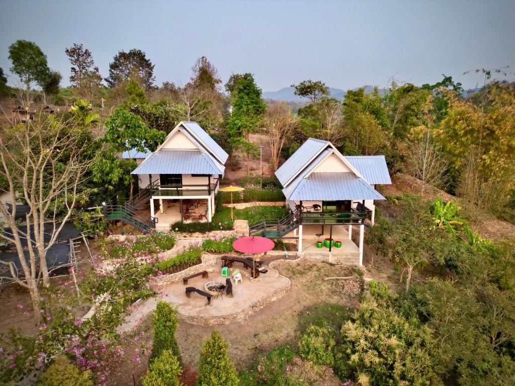 Aed väljaspool majutusasutust Mont Lan Chang Homestay 1