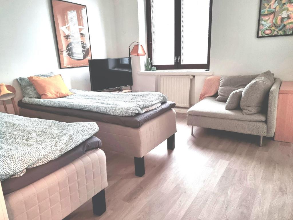 Posezení v ubytování Studio Porin Karhu, home away home in Pori city center, free parking