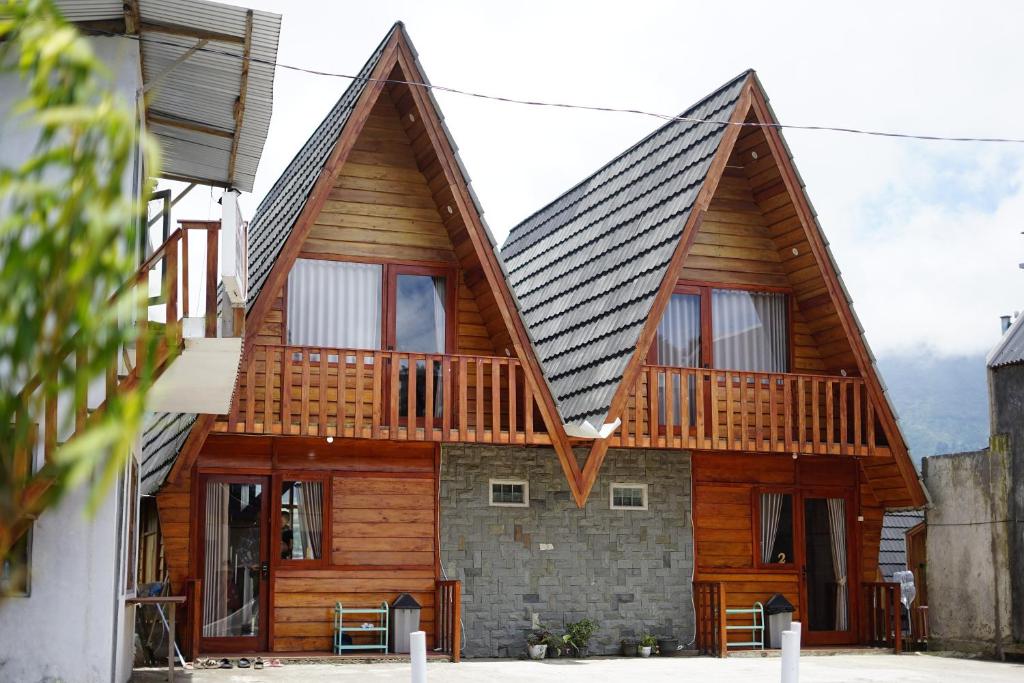 DiyengにあるSavana Cabin by Fifa Grupの木造の家