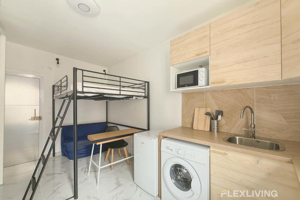 - une petite cuisine avec des lits superposés dans une chambre dans l'établissement Flexliving - studio - Faubourg Saint-Antoine, à Paris