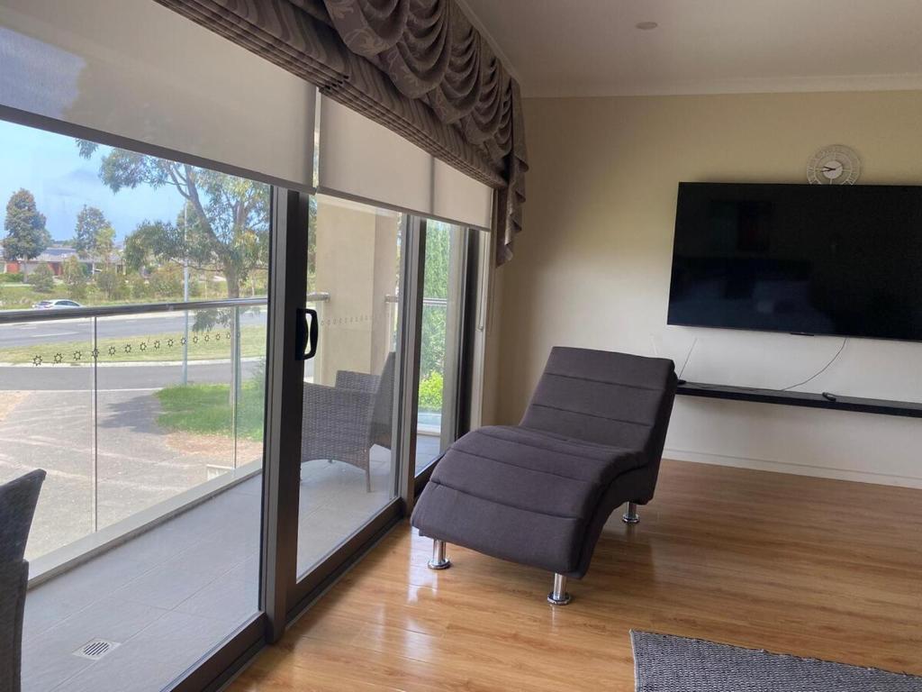 Μια τηλεόραση ή/και κέντρο ψυχαγωγίας στο Spacious stay at Arndell Park, Forsyth reserve