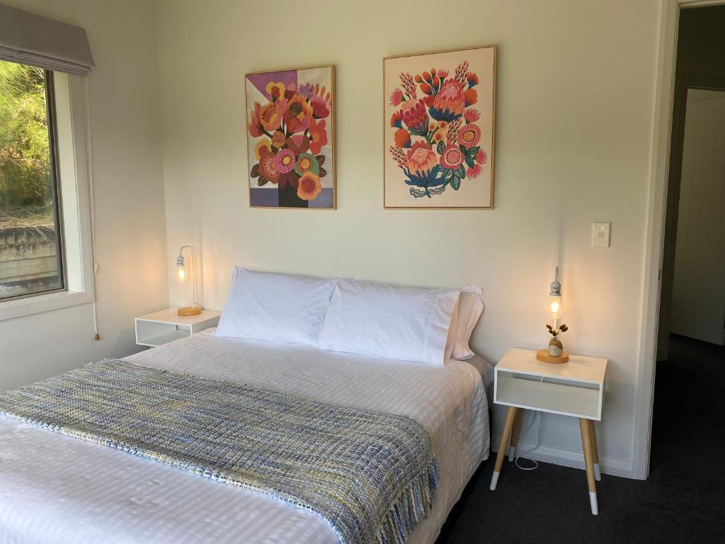 Postel nebo postele na pokoji v ubytování Omokoroa Retreat