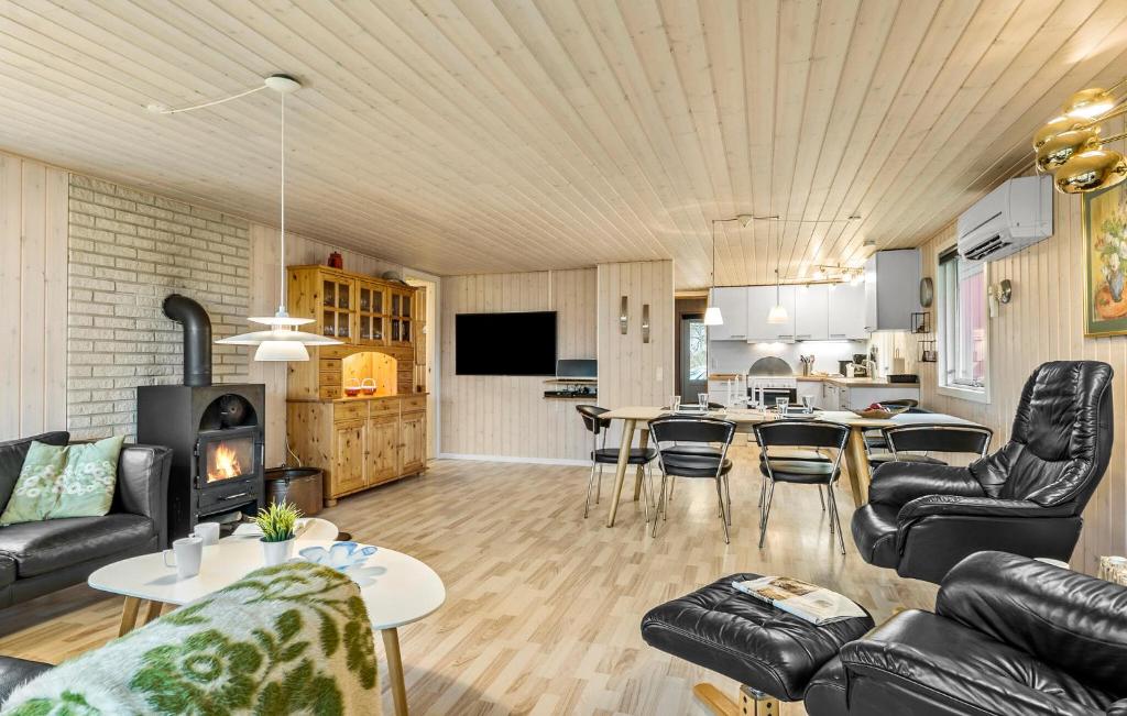 Fotografie z fotogalerie ubytování 4 Bedroom Awesome Home In Hadsund v destinaci Hadsund