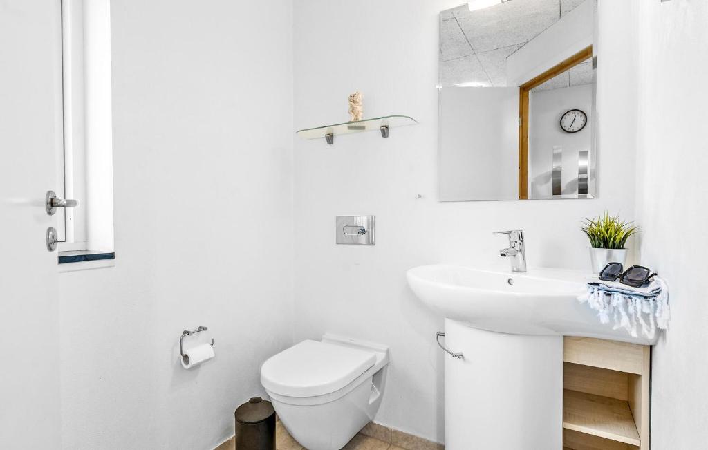 Fotografie z fotogalerie ubytování 4 Bedroom Awesome Home In Hadsund v destinaci Hadsund