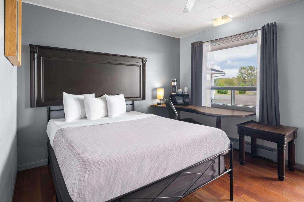 Postel nebo postele na pokoji v ubytování Travelodge by Wyndham Grand Falls