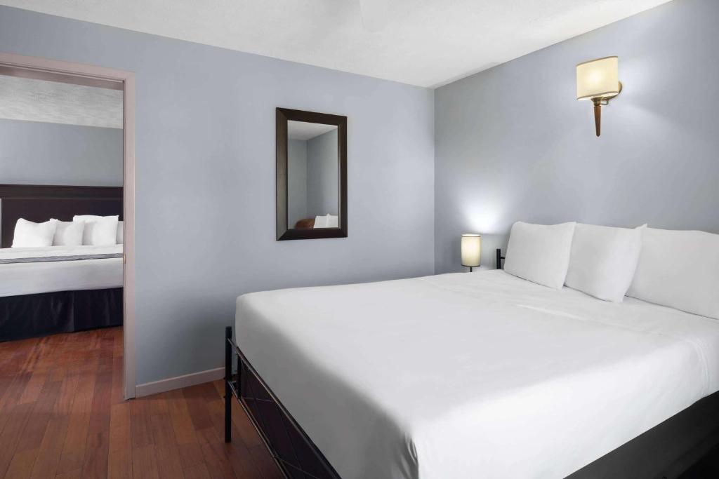 Postel nebo postele na pokoji v ubytování Travelodge by Wyndham Grand Falls