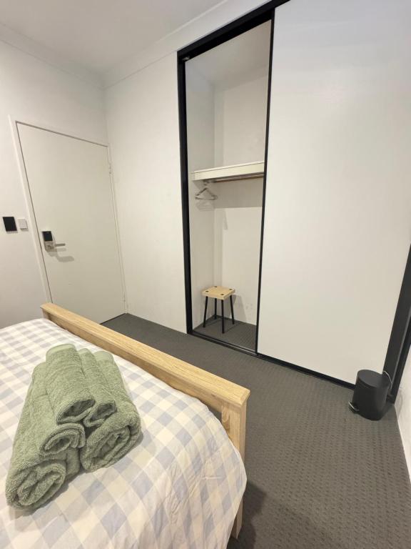 Postel nebo postele na pokoji v ubytování Décembre House - 24hrs Self Check-in Room in Belmont Central