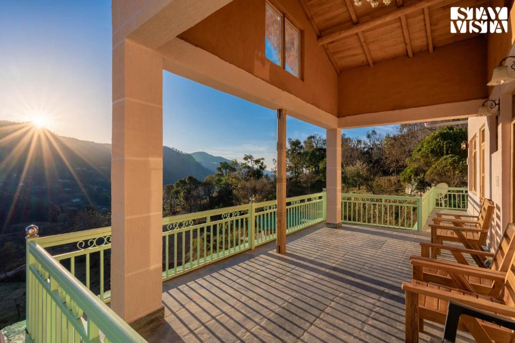 Nespecifikovaný výhled na hory nebo výhled na hory při pohledu z vily