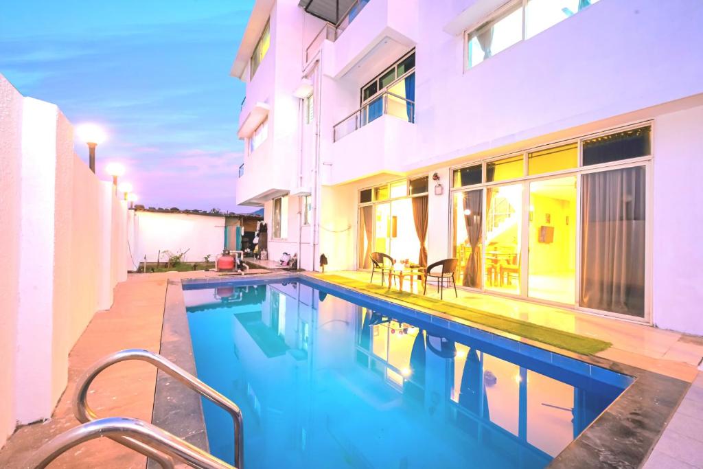 Bazén v ubytování EMPYREAN STAY II 6BHK BRAMHA VILLA ll AC II PVT POOL II TERRACE VIEW II LUX nebo v jeho okolí
