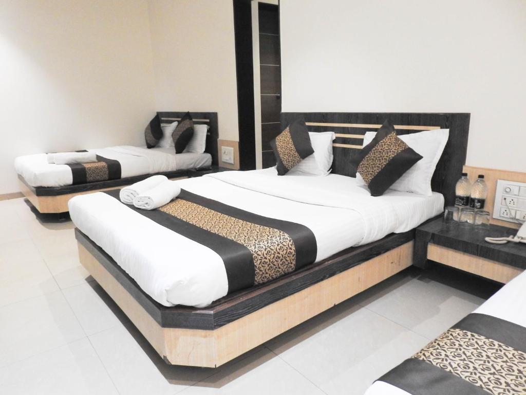 Postel nebo postele na pokoji v ubytování HOTEL SAI VISHVA KARMA