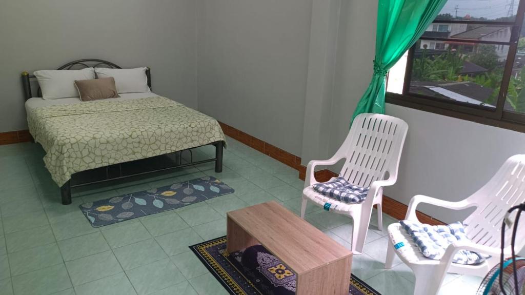 Postel nebo postele na pokoji v ubytování Mountain View Hostel - Krabi Airport near Wat ThamSuea