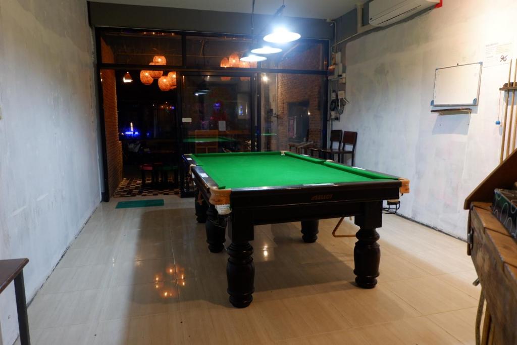 Biliár nebo kulečník v ubytování Poppy hostel