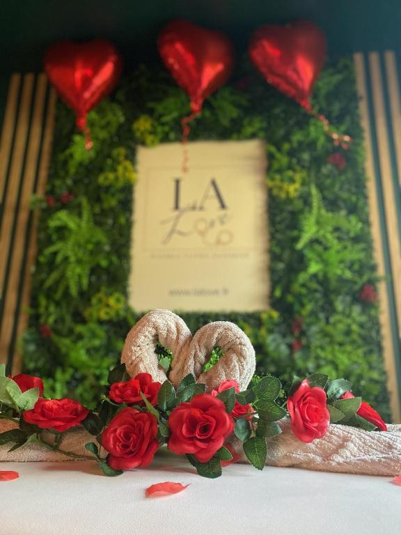 un affichage avec des roses et deux bretzels et un panneau dans l'établissement La Love - Love room Marseille, à Marseille