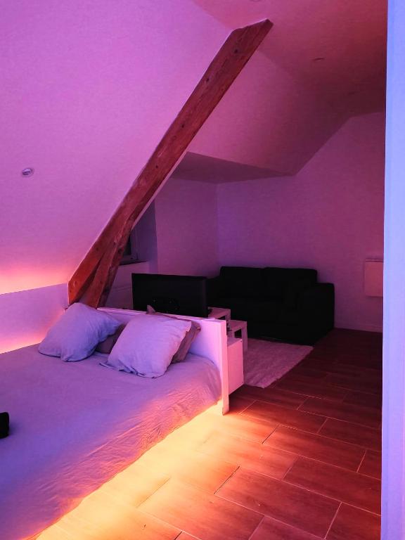 Postel nebo postele na pokoji v ubytování L'évasion Relax Châtel Guyon avec jacuzzi privé
