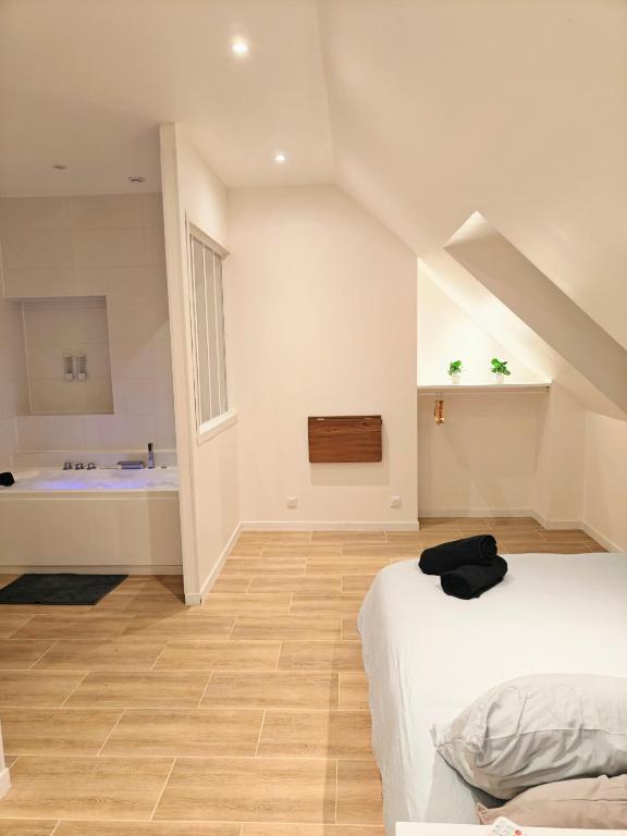 Postel nebo postele na pokoji v ubytování L'évasion Relax Châtel Guyon avec jacuzzi privé