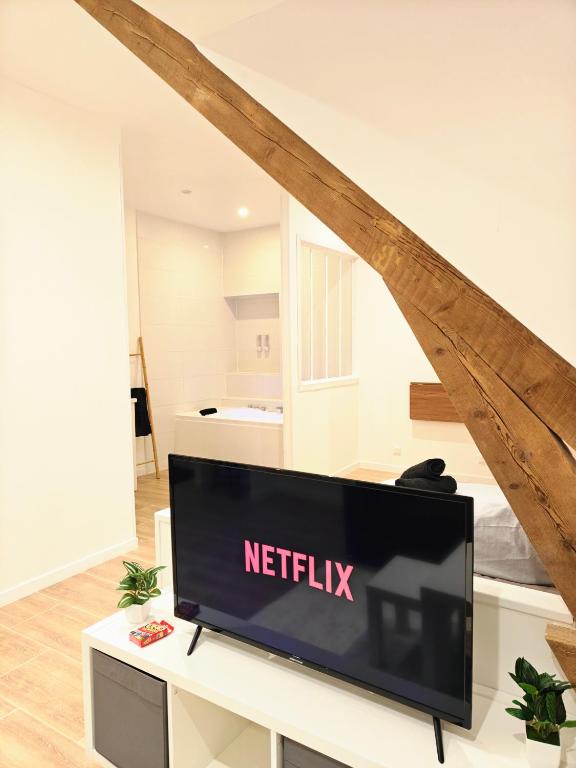 TV a/nebo společenská místnost v ubytování L'évasion Relax Châtel Guyon avec jacuzzi privé