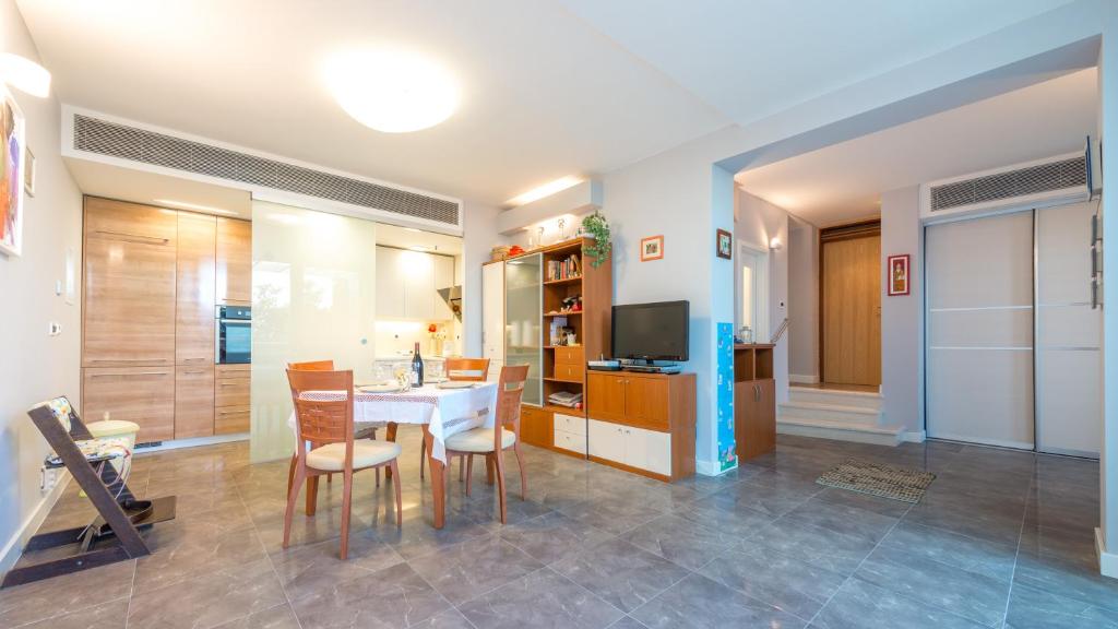 Televízia a/alebo spoločenská miestnosť v ubytovaní Apartment Mair