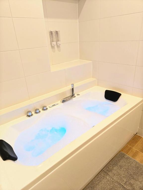Fotografie z fotogalerie ubytování Zen lodge jacuzzi privé v destinaci Chatel-Guyon