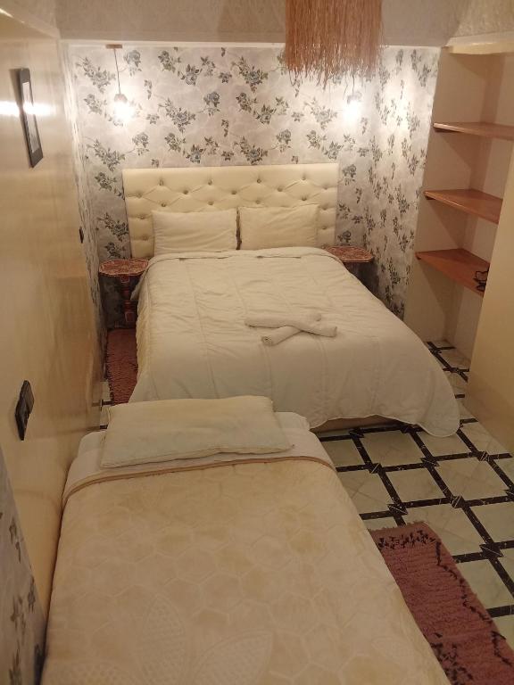 Postel nebo postele na pokoji v ubytování Riad amirwa 2