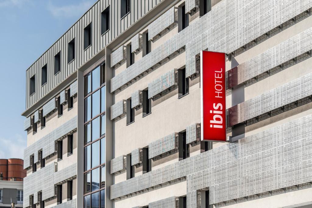 un panneau rouge sur le côté d'un bâtiment dans l'établissement ibis Le Havre Centre, au Havre