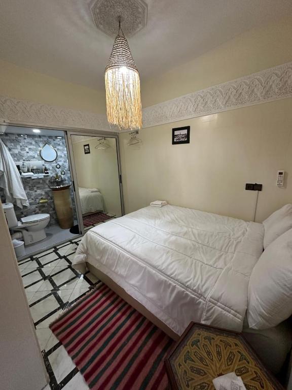 Postel nebo postele na pokoji v ubytování Riad amirwa 2