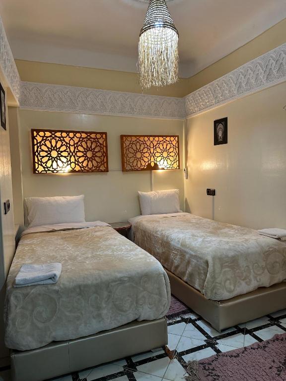 Postel nebo postele na pokoji v ubytování Riad amirwa 2