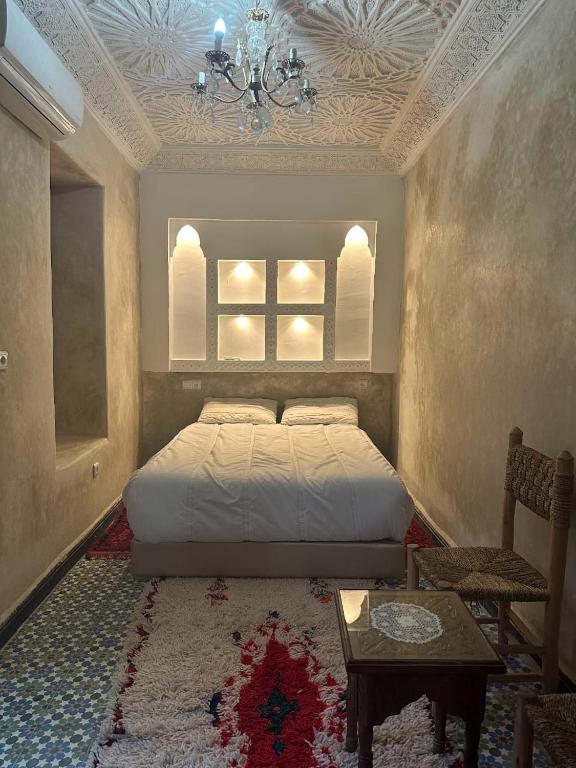 Postel nebo postele na pokoji v ubytování Riad amirwa 2
