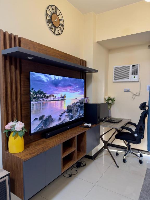 Bayfront- Near Airport, MOA, PICC, Star City, Manila Bay - Pet-Friendly with Fast WiFi, Netflix & Pool Access - 带阳台的公寓