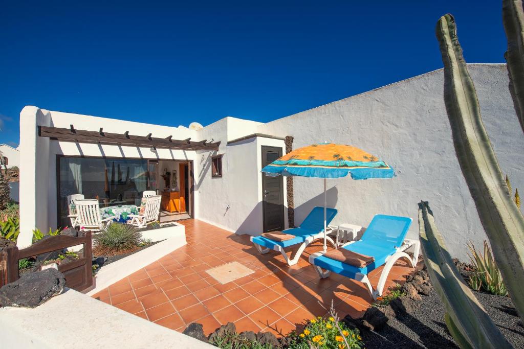 - 2 chaises et un parasol sur la terrasse dans l'établissement Casa Nautilus, à Charco del Palo
