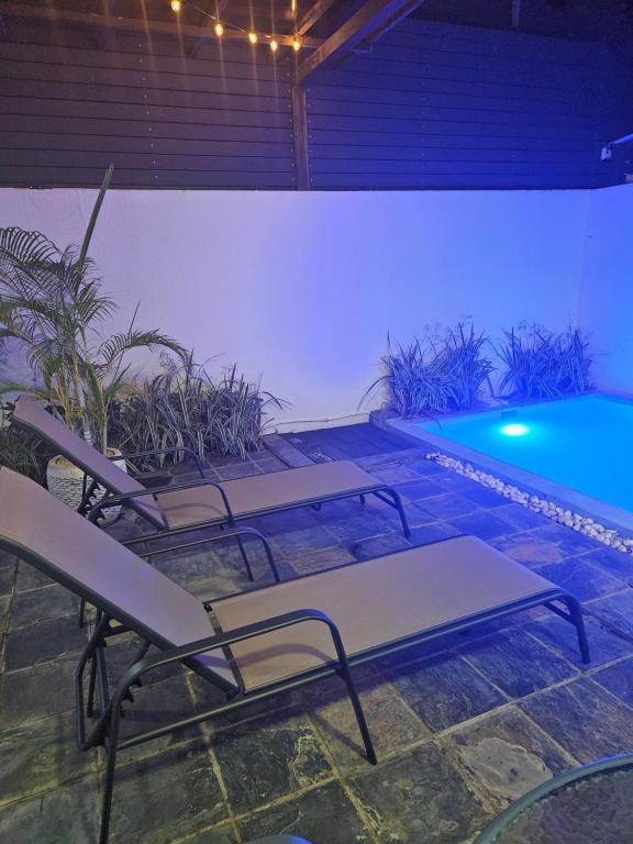 Bazén v ubytování Villa Azure Flic-en-Flac 5 min de la plage nebo v jeho okolí