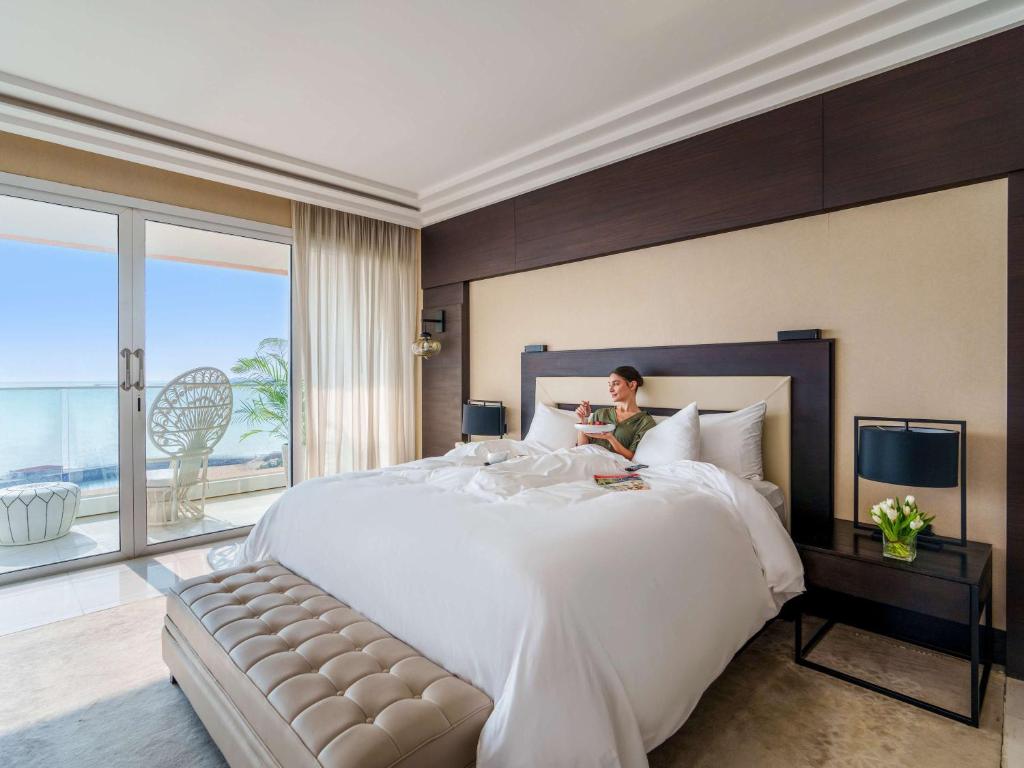 Postel nebo postele na pokoji v ubytování Fairmont Fujairah Beach Resort