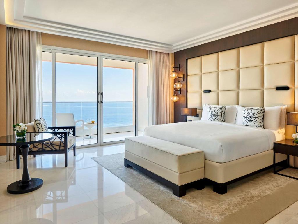 Postel nebo postele na pokoji v ubytování Fairmont Fujairah Beach Resort