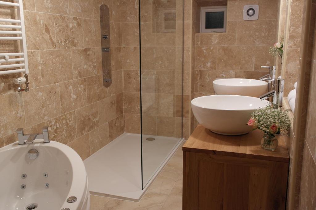 Koupelna v ubytování Ashford House 2 bedroom Apartment 'outdoor bathing tub'