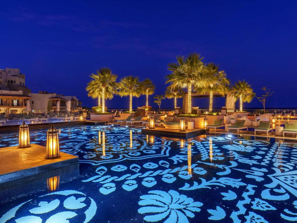 Bazén v ubytování Fairmont Fujairah Beach Resort nebo v jeho okolí