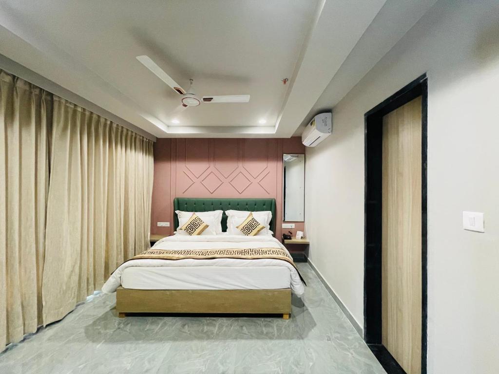 Postel nebo postele na pokoji v ubytování Krishna Resort Pushkar
