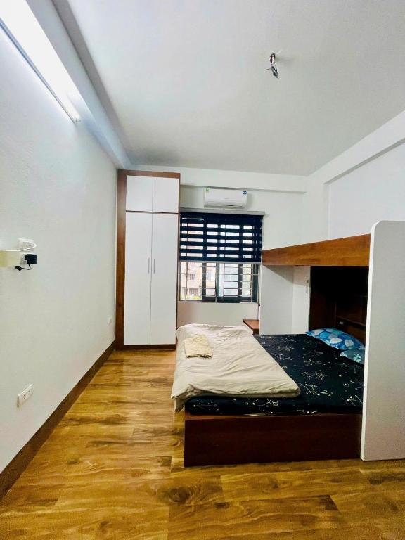 Postel nebo postele na pokoji v ubytování Nhà nghỉ TIỆN LỢI Nguyễn Khánh Toàn-Cầu Giấy-Hà Nội