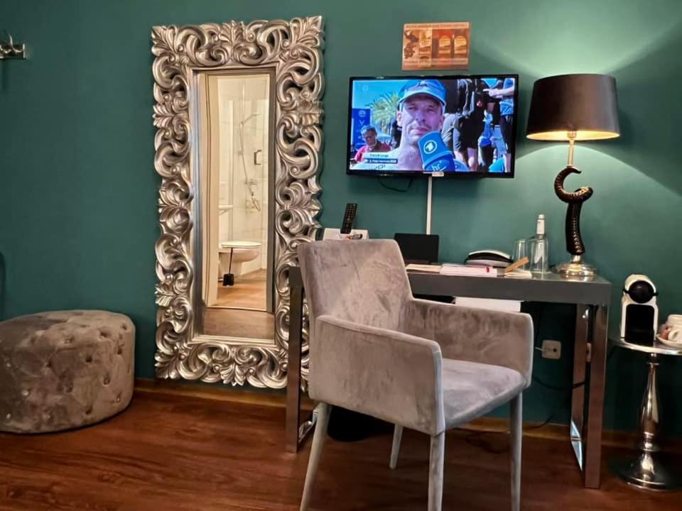 TV a/nebo společenská místnost v ubytování Boutique Hotel & Bio Wirtshaus Schwarzer Bock