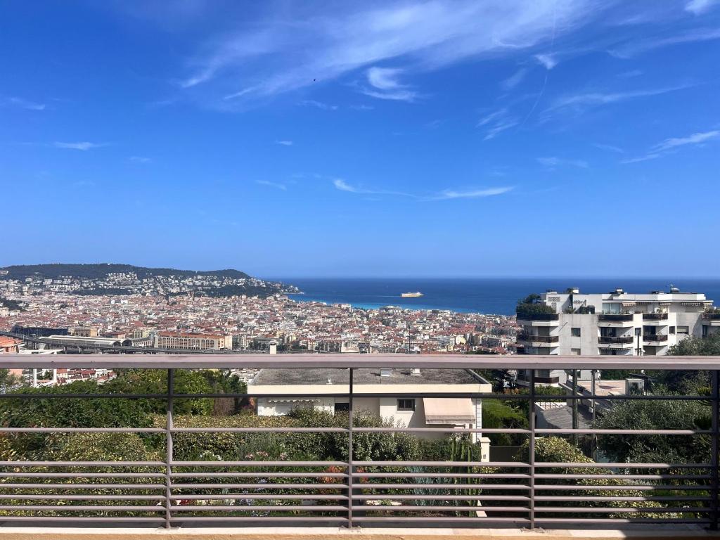 - une vue sur la ville et l'océan depuis un bâtiment dans l'établissement Le Cap - Pool and Amazing sea view, à Nice