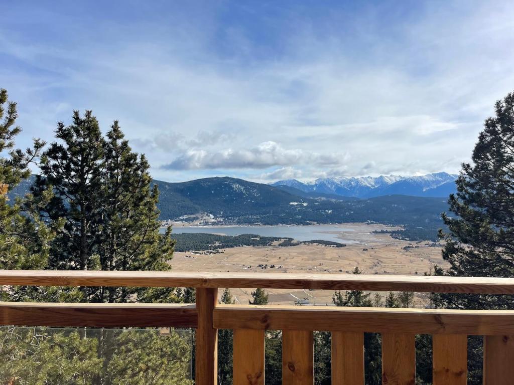 - une vue sur le lac depuis la terrasse d'une maison dans l'établissement L'Esquirol Appart - Location T3 avec vue imprenable - Les Angles, aux Angles
