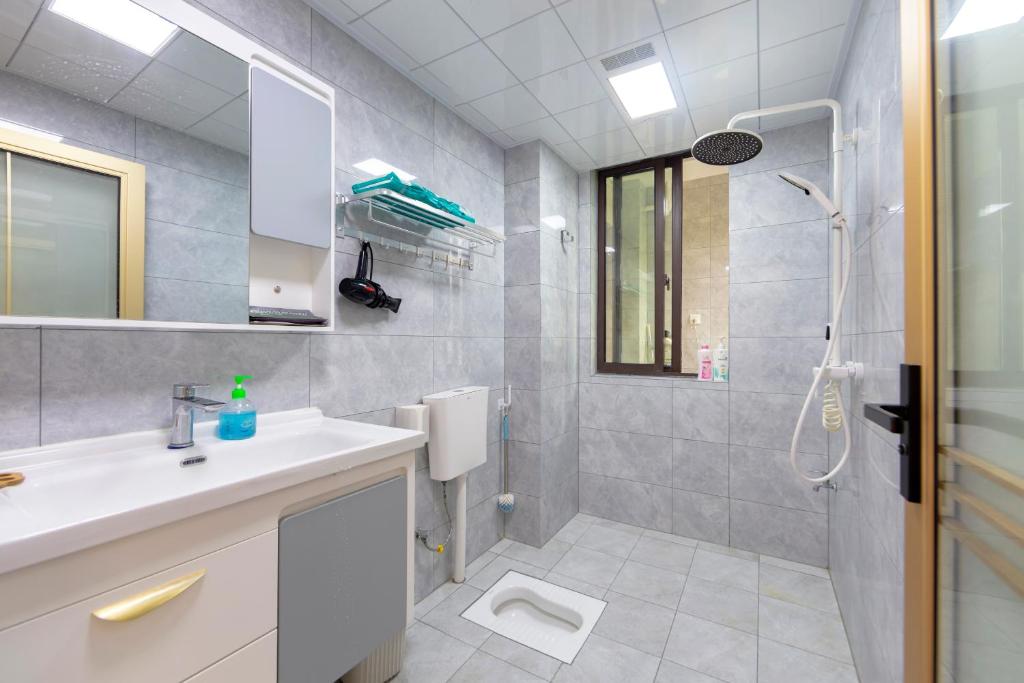 a bathroom with a sink and a shower at 张家界博亭安屿设计师民宿 in Zhangjiajie