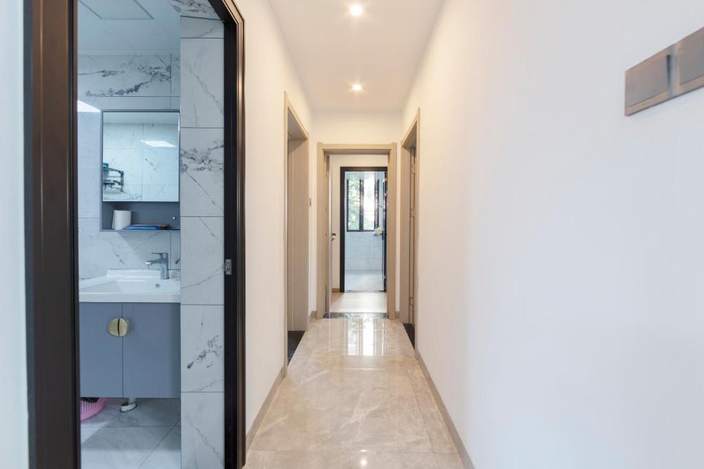 a bathroom with a sink and a mirror at 张家界博亭安屿设计师民宿 in Zhangjiajie