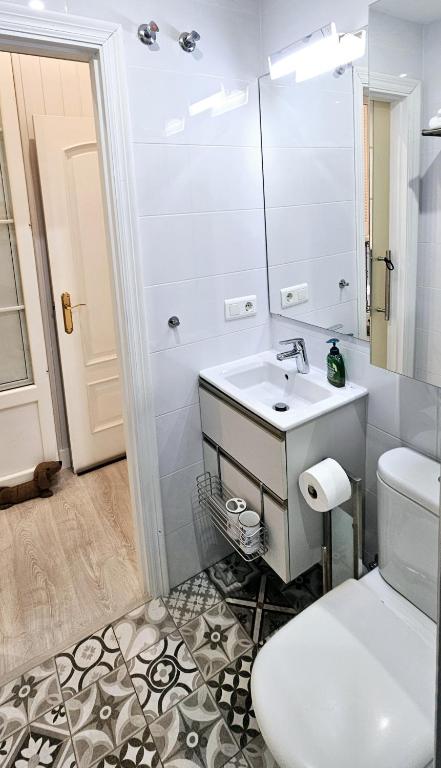 biała łazienka z umywalką i toaletą w obiekcie Stay Home & Away in the Heart of Historical Town of Malaga w Maladze